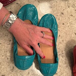 Size 8 “Tiek Blue” (Turquoise/Teal) Tieks. Excellent condition.